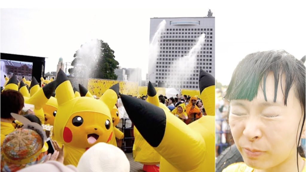 #2 Surprise des méga splashs [Pikachu Outbreak! Yokohama 2016] Pikachu en imperméable & canons à eau