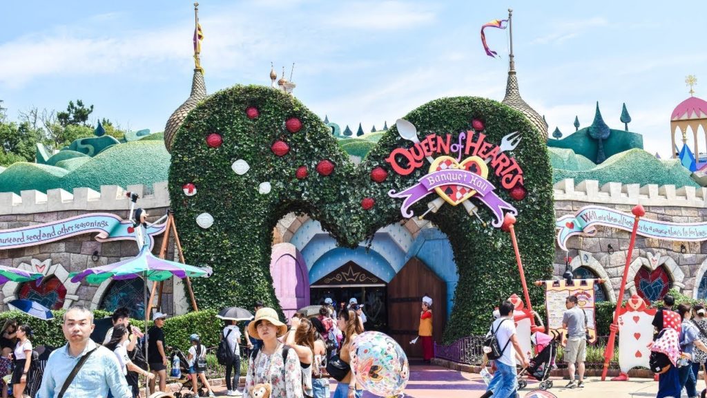 Tokyo Disneyland Queen of Hearts Banquet Hall FOOD TOUR and Alice's Tea Cups Ride