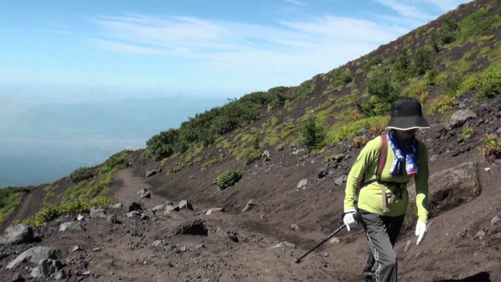 Running down Mt. Fuji like a madman POV Mt Fuji Climb 86