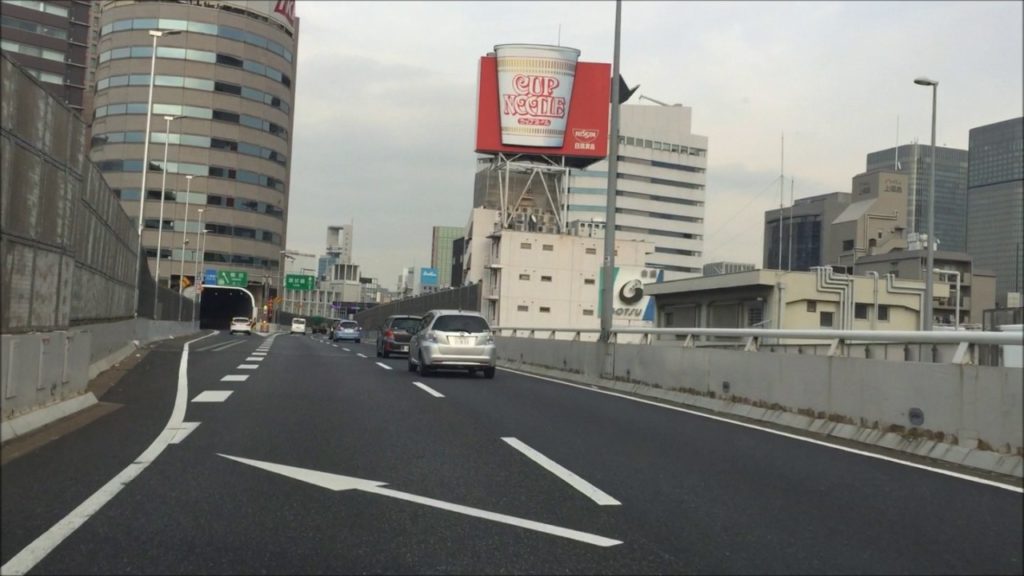 ホンマかいな？大阪には高速道路が貫通するビルがある。│トラベルjp＜たびねす＞