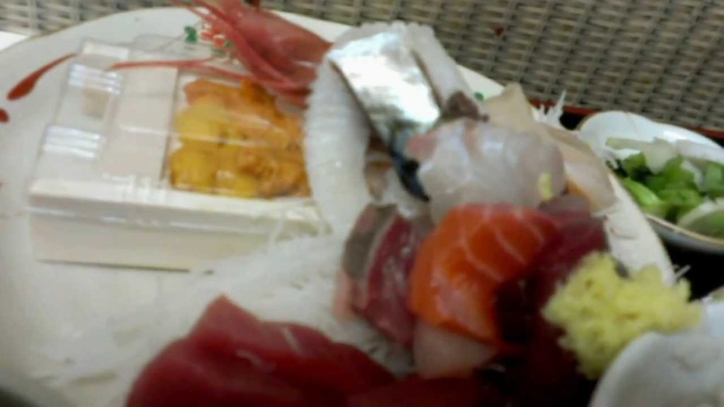Yokohama fish market 横浜中央市場の中の食堂 もみじや メガ盛り刺身定食 Yokohama fish market 横浜中央市場の中の食堂 もみじや メガ盛り刺身定食