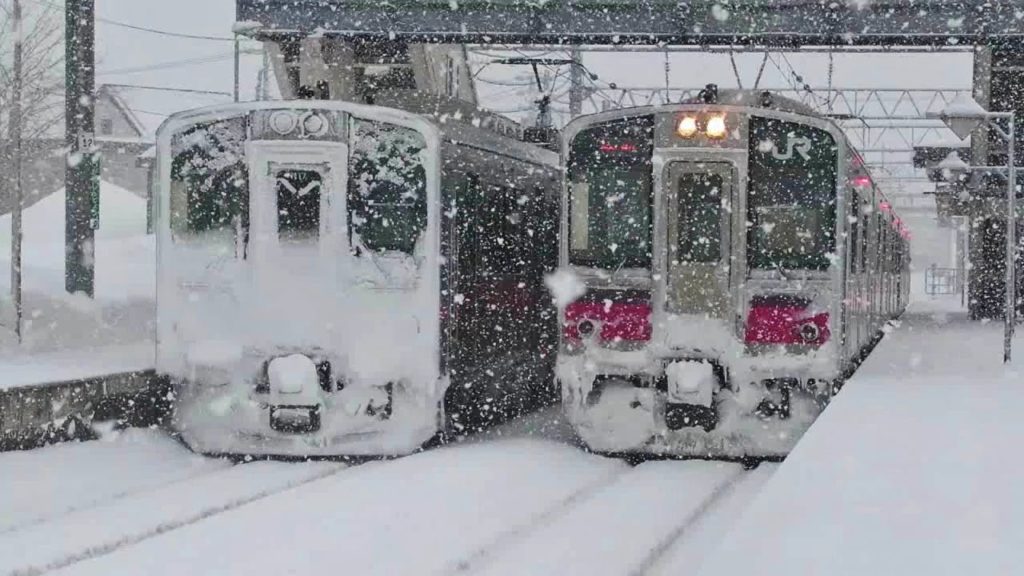 Trains in the snow in Japan 雪の中の電車