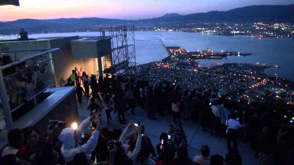 観光客 全員集合状態 の 函館山 夜景クライマックス 北海道 2015 .6 観光客 全員集合状態 の 函館山 夜景クライマックス 北海道 2015 .6