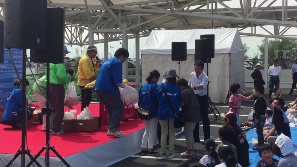 Ever Seen an  Old Traditional Japanese Reggaeton  Rapper Auctioning Bananas? ONLY IN JAPAN