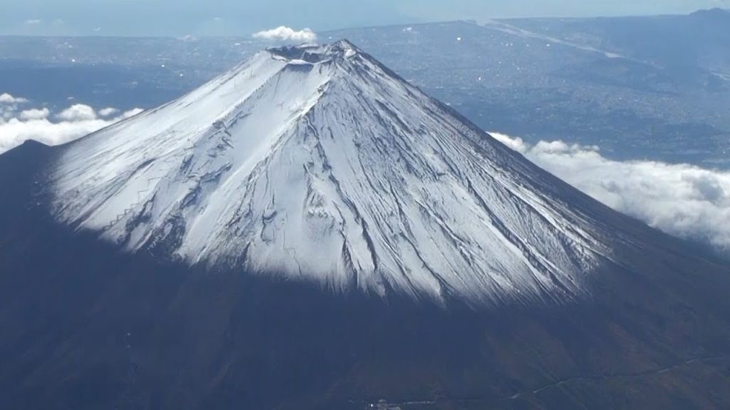 富士山が初冠雪　７合目まで雪化粧、昨年より２６日遅く