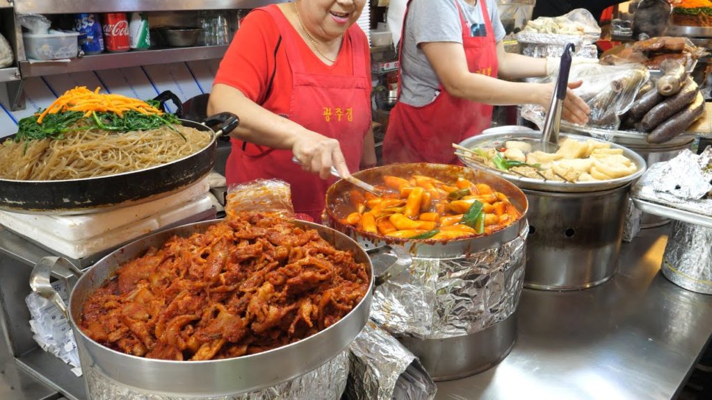 광장시장 떡볶이와 순대 - 한국 길거리음식 / Street foods in the korean tourist market