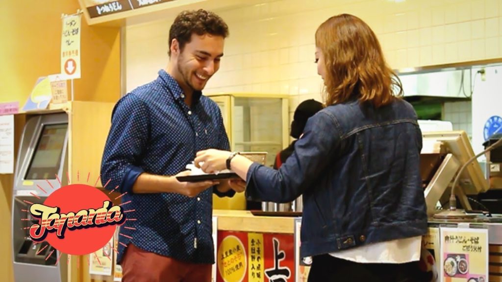 Sur une aire d'autoroute au Japon ! (+ accident…) Sur une aire d'autoroute au Japon ! (+ accident...)