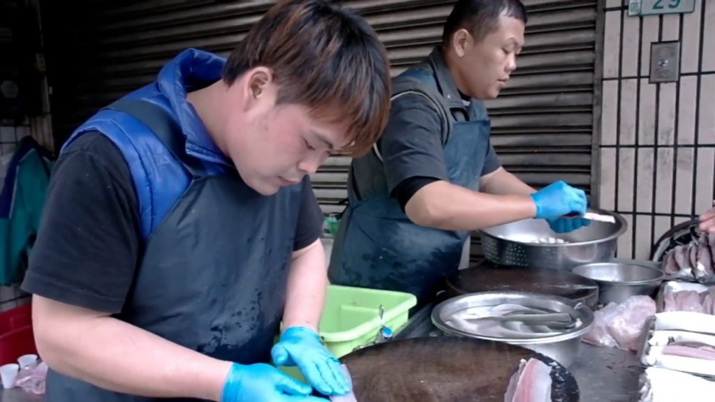 TAIWAN, HOW TO CLEAN and SLICE FISH in seconds, TAMSUI FISH MARKET