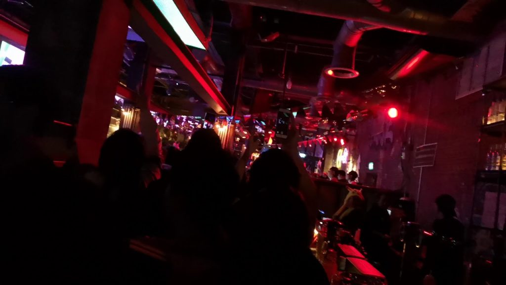 방콕 여행, 통로의 클럽 데모 EDM 존