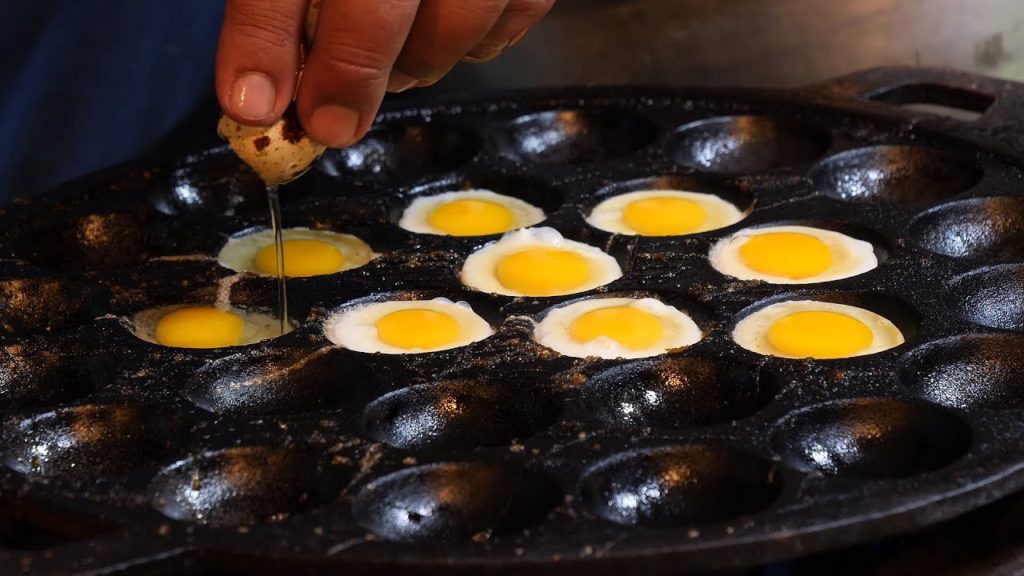 메추리알 프라이 lightly fried mini eggs / thailand street food