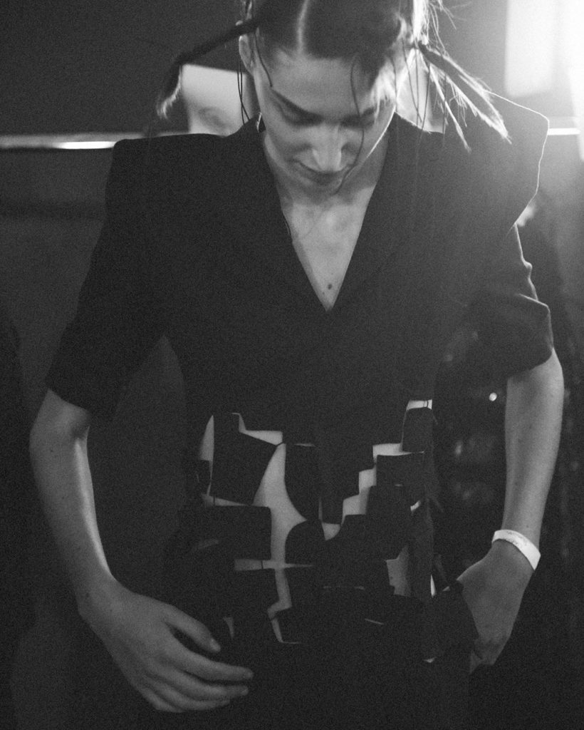 Yohji Yamamoto SS20 collection.
Photo by @elise_toide 
#YohjiYamamoto #SS20 #PFW...