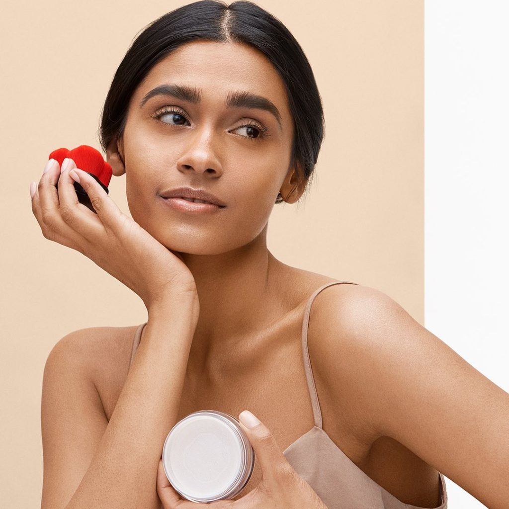 SHISEIDO: Buff away excess shine using the HANATSUBAKI HAKE Polishing Face Brush and Synch… Buff away excess shine using the HANATSUBAKI HAKE Polishing Face Brush and Synch...