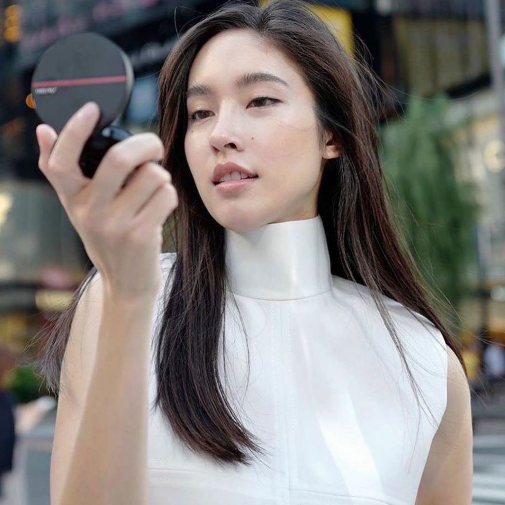 @poydtreechada takes the new Synchro Skin Self-Refreshing Cushion Compact to go....
