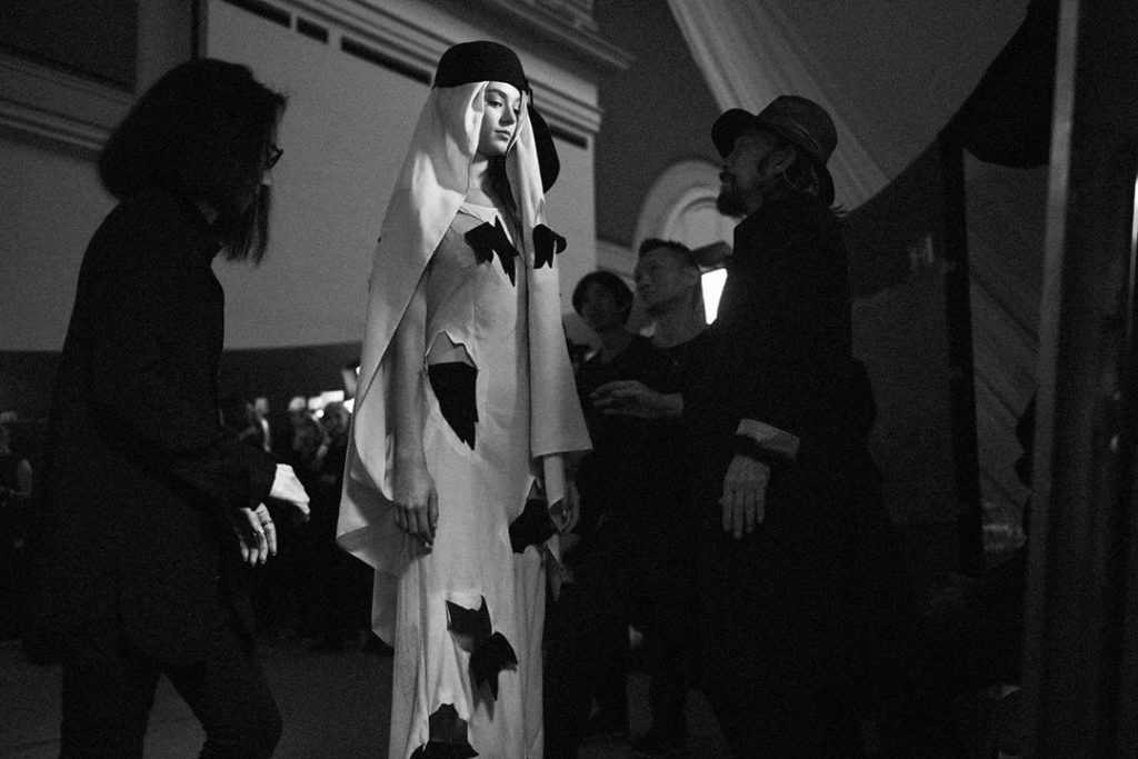 Yohji Yamamoto SS20 collection.
Photo by @elise_toide 
#YohjiYamamoto #SS20 #PFW...