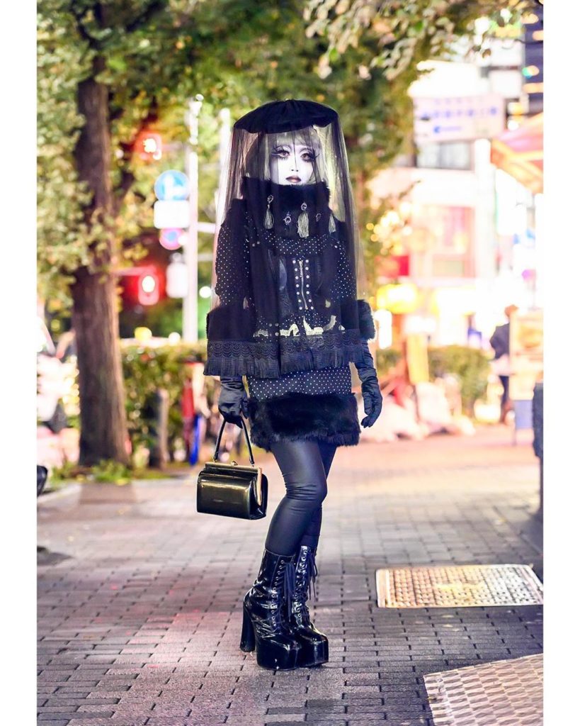 Japanese shironuri artist Minori (@minori00mon) on the street in Kabukicho, Shin...