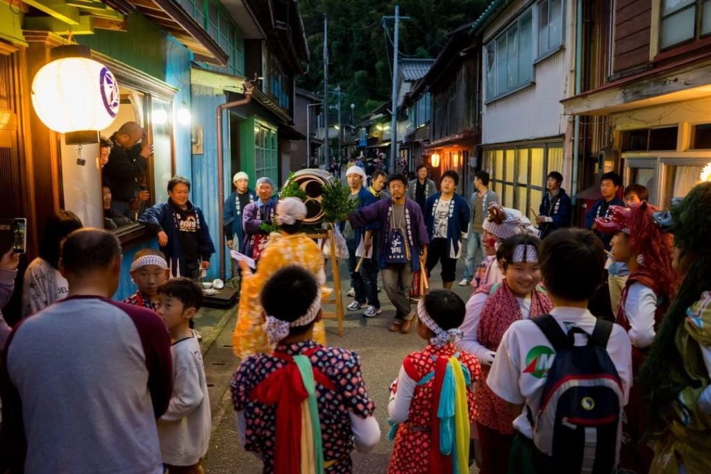 EXPERIENCE VILLAGE FESTIVALS AND LOCAL LIFE ON SADO ISLAND
Deity drum dance "Oni...