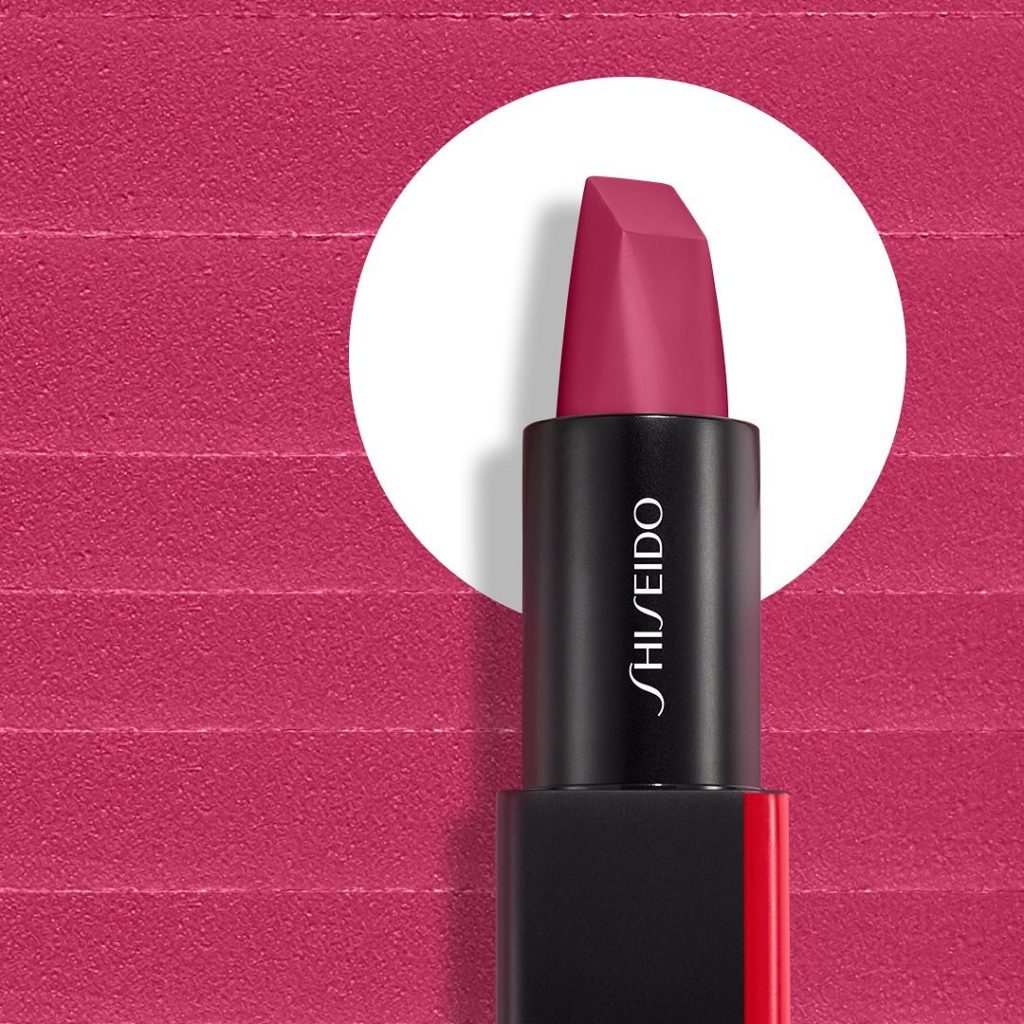 Contrast dewy skin or complement a shine-free complexion with ModernMatte Powder...