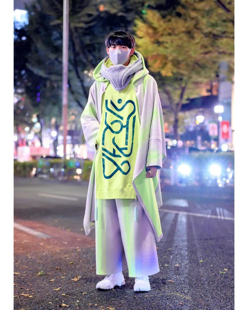 20-year-old student Ren (@corvus__coracks) on the street in Harajuku wearing a m...