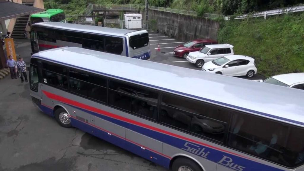 この狭そうな場所での大型バス転回、ご覧ください。 全容撮影 西肥バス エアロバス 大型観光バス