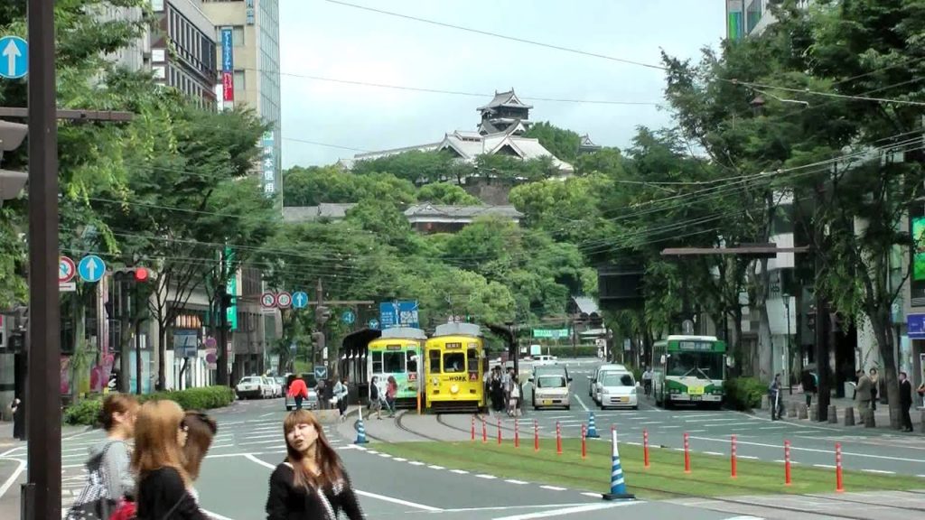 熊本市電の真正面に熊本城が！  Kumamoto Castle viewed from the Kumamoto city tram