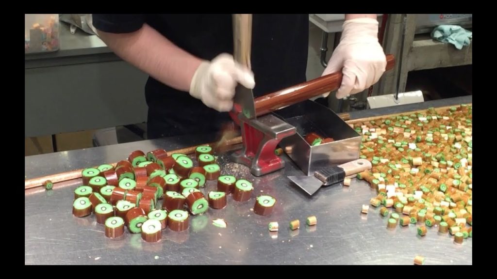 【Amazing Candy Art】making kiwi candy at Papabubble, Tokyo, Japan