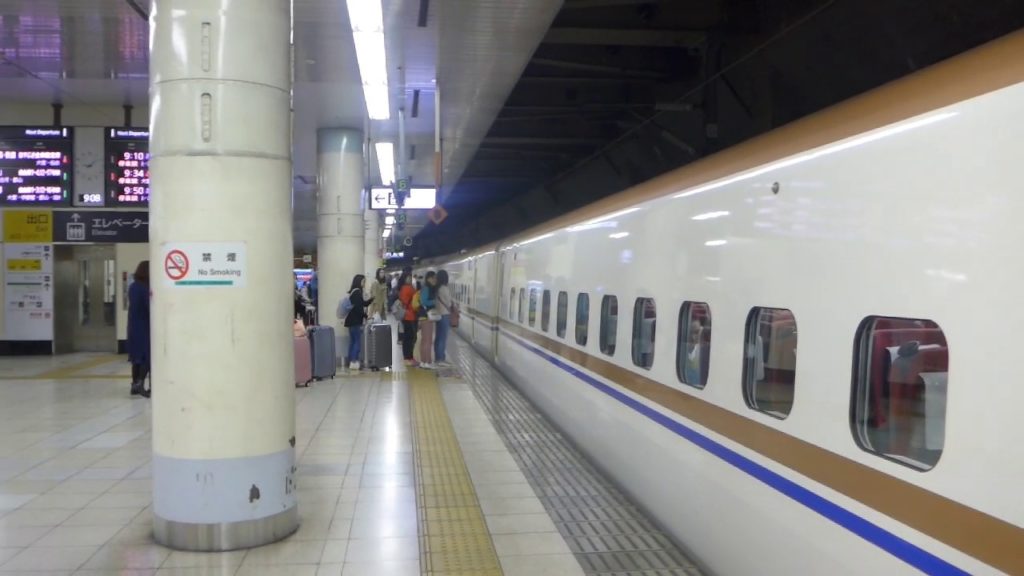 Shinkansen Bullet Train im Bahnhof Ueno Tokio
