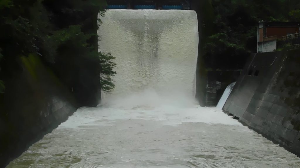 小河内ダム_放流