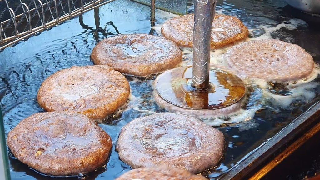 Hotteok, Korean Street Pancake at Dongdaemun Market in Seoul - Korean Street Food (수수호떡, ホットク, 糖烧饼)