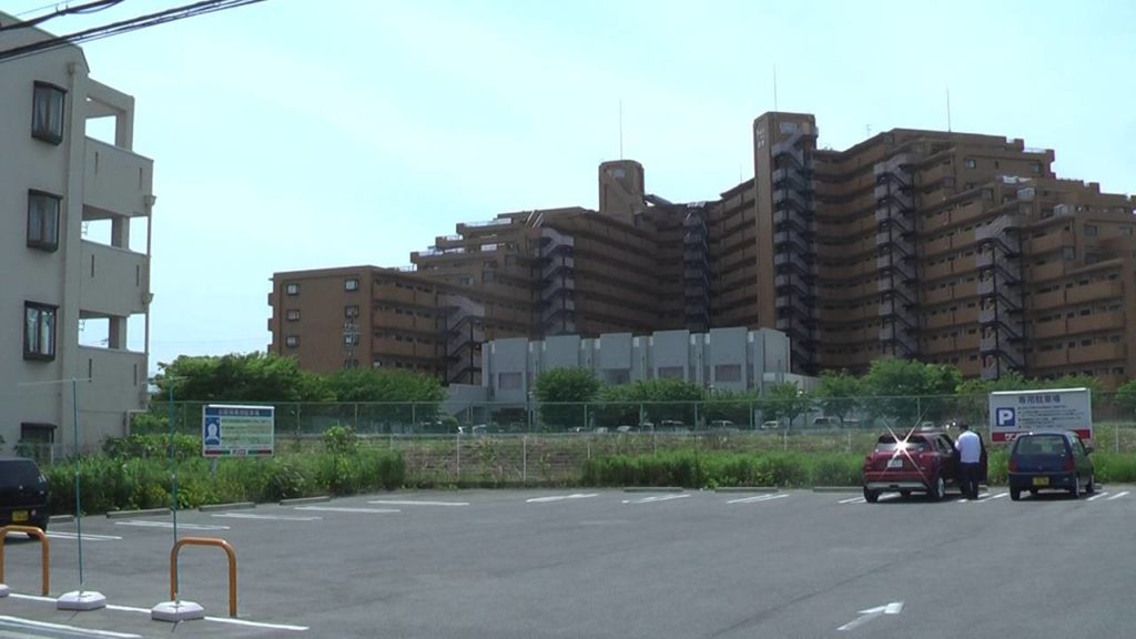 Giant Apartment Block in Japan 日本のマンション
