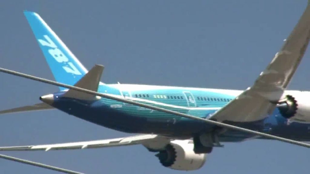 Boeing 787 Dreamliner Taking Off at Boeing Field