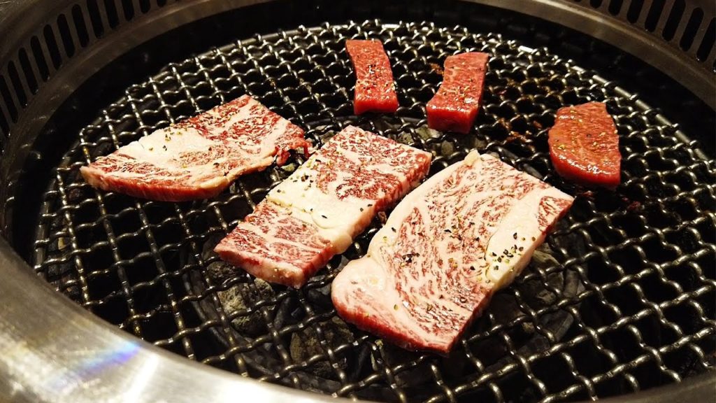 ASSAGGIAMO LA CARNE DI KOBE IN GIAPPONE ...se è troppo tolgo il video