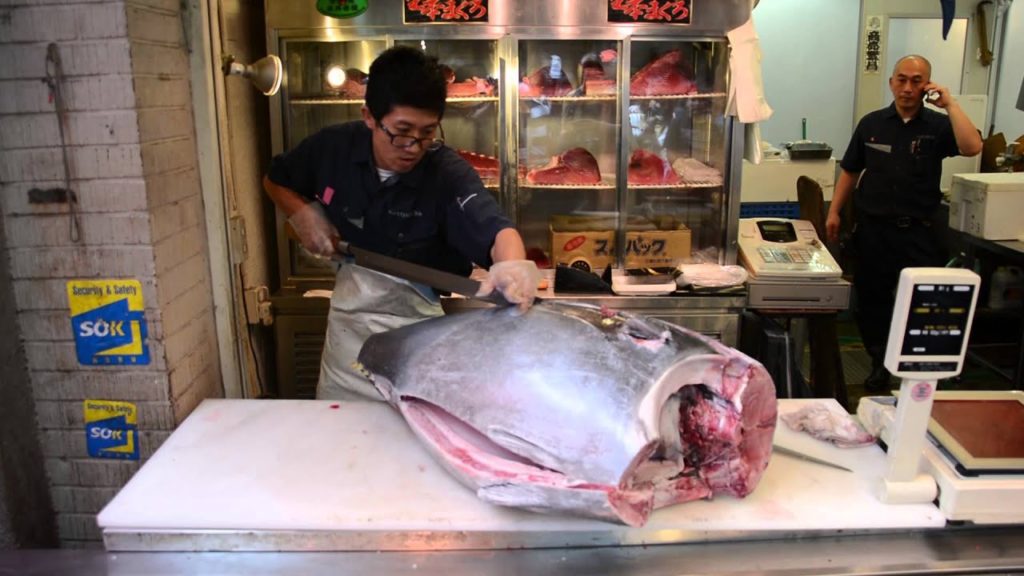 Cutting a big tuna at Tsukiji Fish Market (Tokyo, Japan)