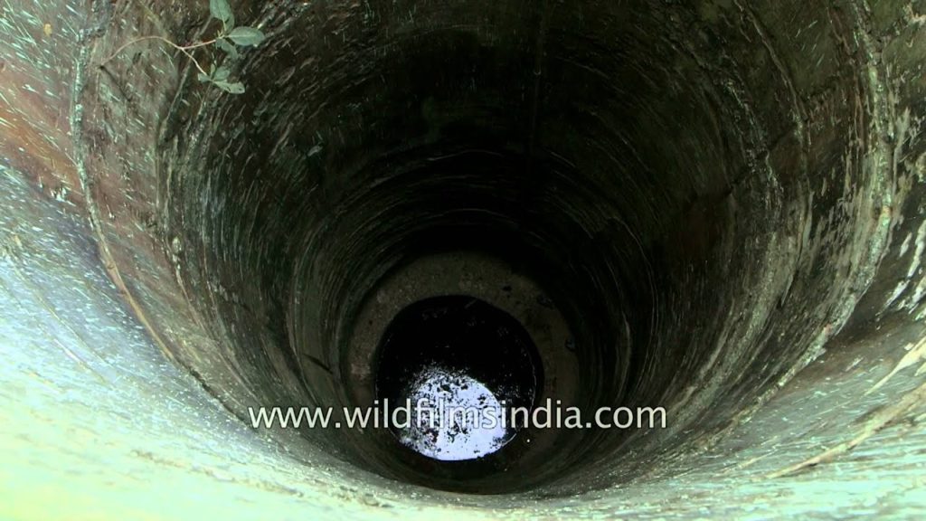 Pariyon wala Kuan or well of fertility in Badaun : Woman enters trance Pariyon wala Kuan or well of fertility in Badaun : Woman enters trance