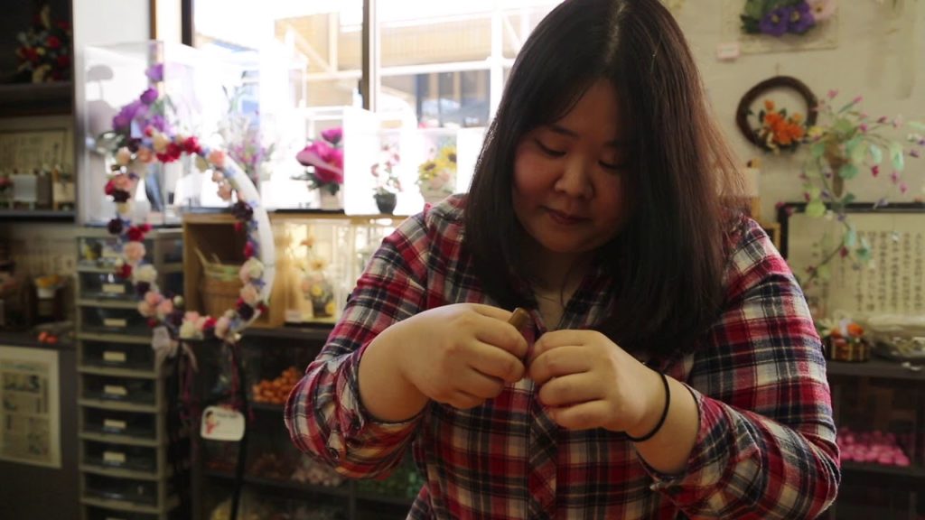 Japon Murakami Asahi mura Mayu no Hana no Kai Artisane travaillant la soie