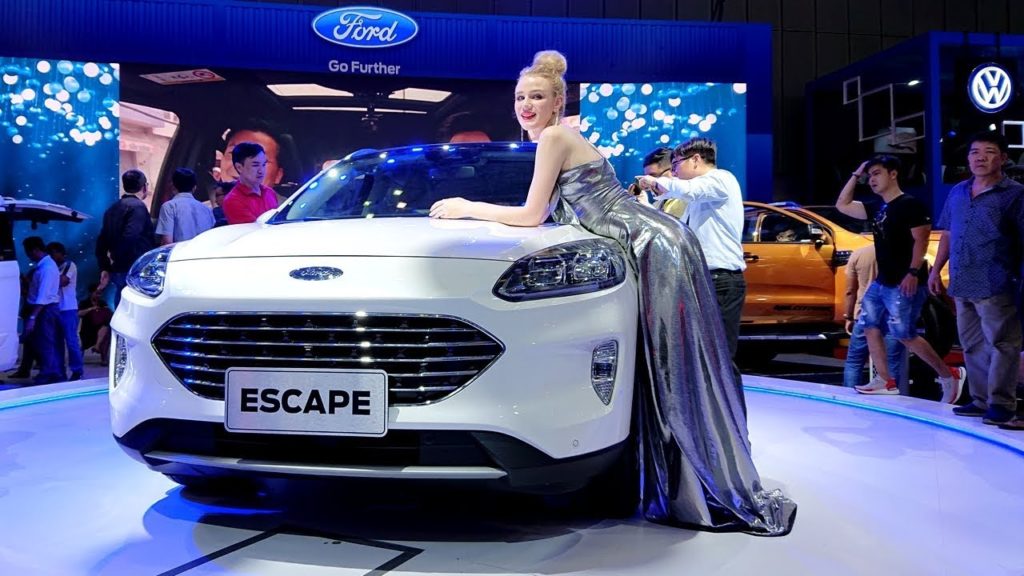 VMS2019 SIÊU MẪU CHÂN DÀI và XE Ford Escape - Ford Ranger @Vietnam Motor Show 2019