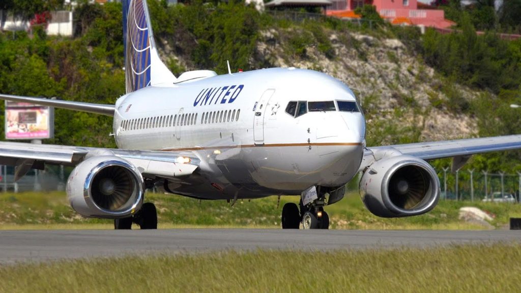 BEST Moments of 3 UNITED Boeing 737 – Maho Beach, Sint Maarten BEST Moments of 3 UNITED Boeing 737 - Maho Beach, Sint Maarten