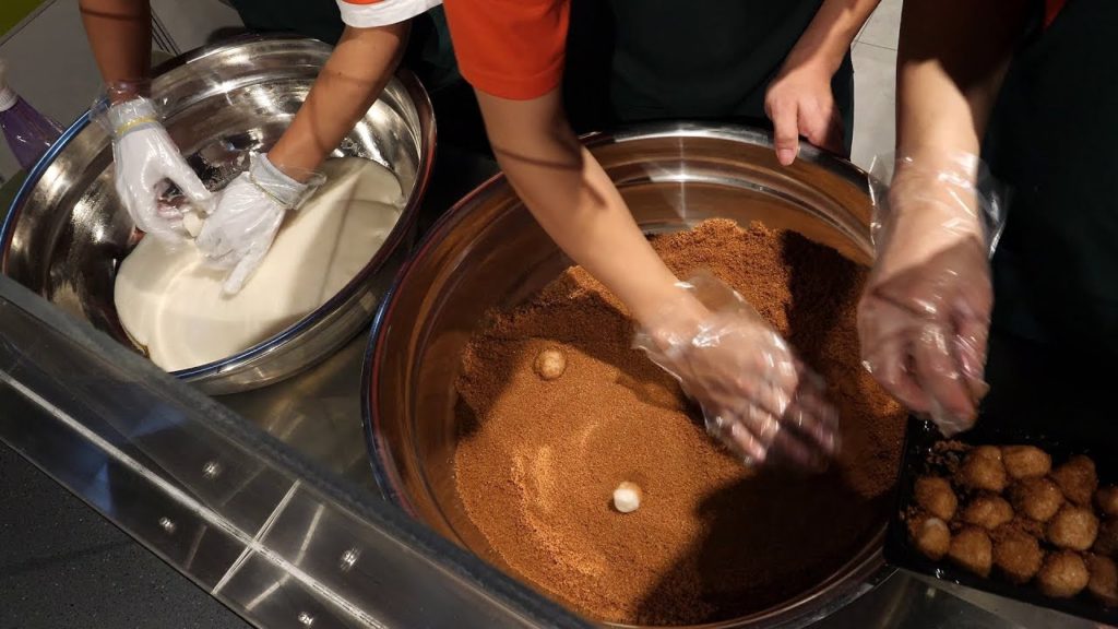 쫀득쫀득 찹쌀 꿀떡 korean traditional honey rice cake / korean street food 쫀득쫀득 찹쌀 꿀떡 korean traditional honey rice cake / korean street food