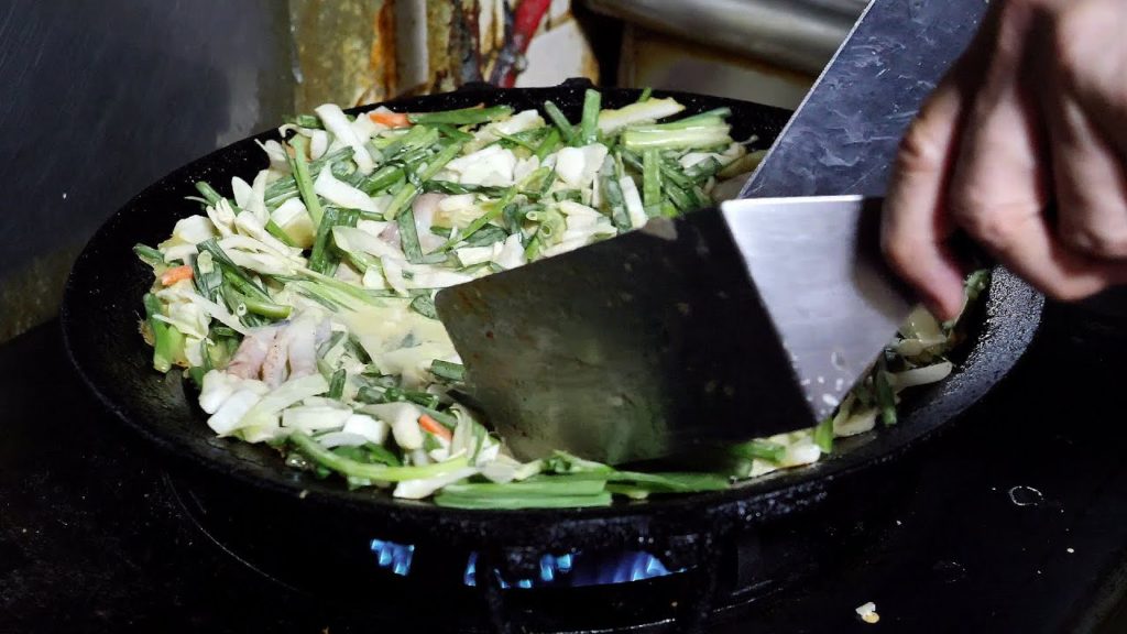 9천원짜리 솥뚜껑 해물파전 (korean seafood pancake, ねぎのチヂミ, 葱煎饼 9,000KRW) korean street food / 회기역 파전골목