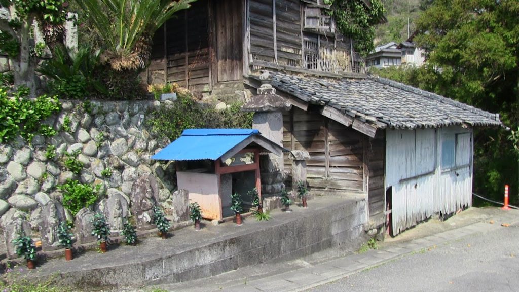 Walking through a little Japanese village - 日本の小さな村を歩く