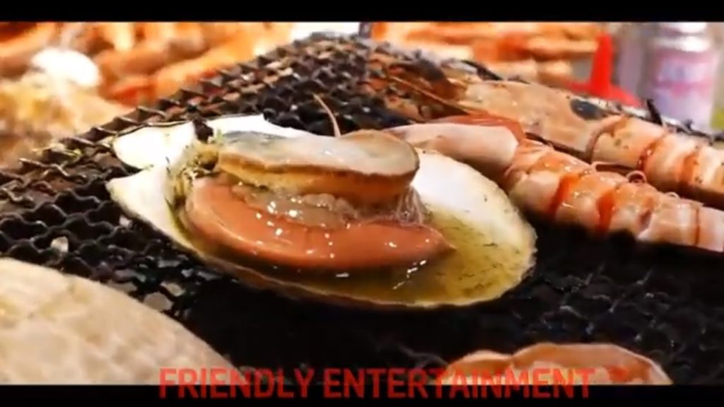 GIANT SCALLOPS FRESHLY COOKED, IN OSAKA JAPANESE STREET FOOD