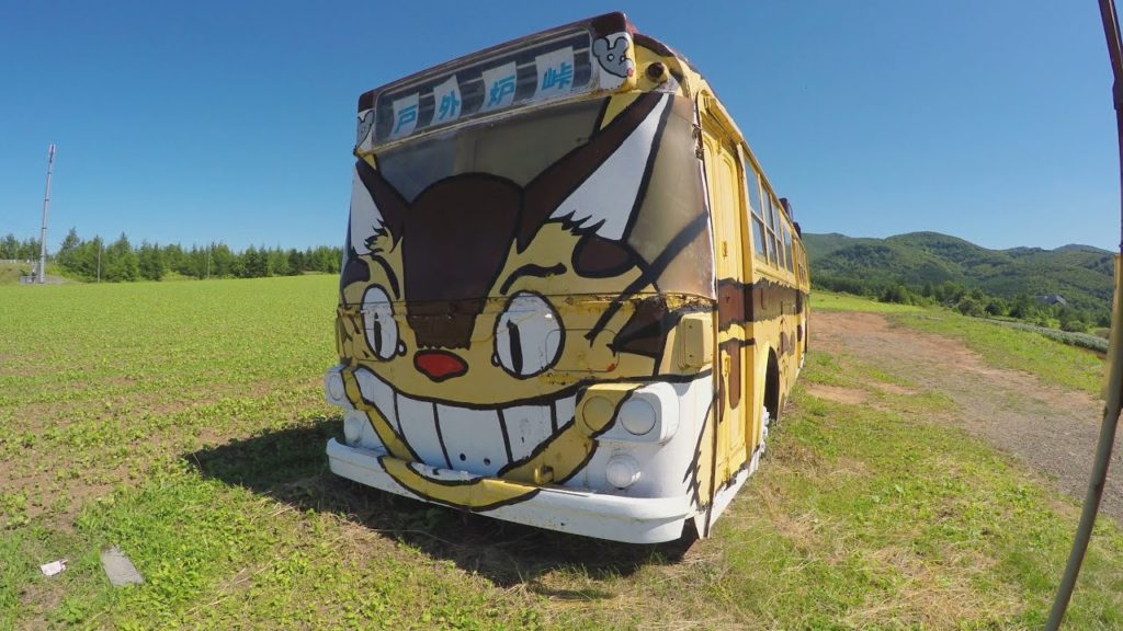 【4K空撮】　北海道深川市・トトロ峠の「ねこバス」　Cat bus. Hokkaido Fkagawa City