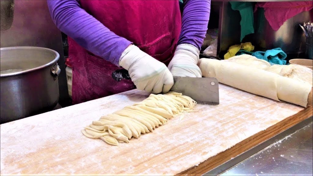 Chopped Noodles / Netflix Street Food Korea / Gwangjang Market, Seoul asia / Kalguksu