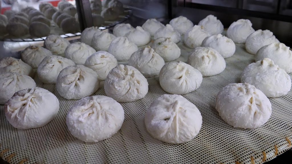 줄서서 먹는 왕만두 korean style dumpling / korean street food 줄서서 먹는 왕만두 korean style dumpling / korean street food