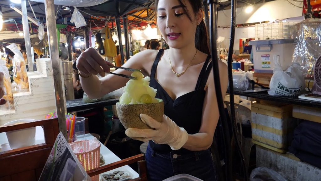famous fruit smoothie in thailand / thailand street food