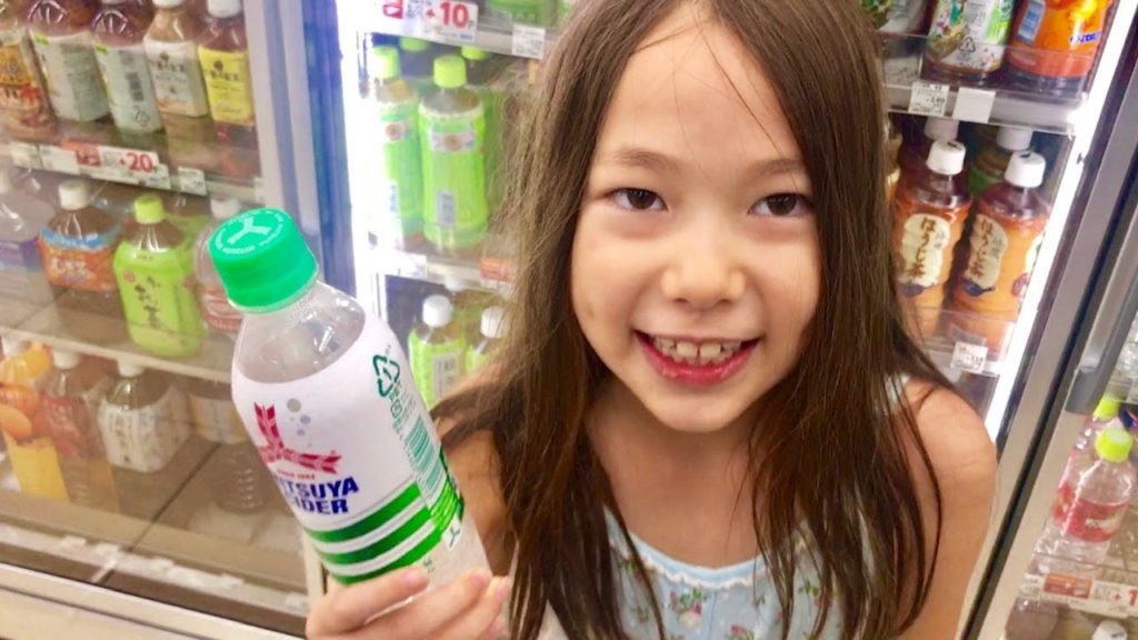 Life in Japan! (Going Shopping at the Convenience Store.)
