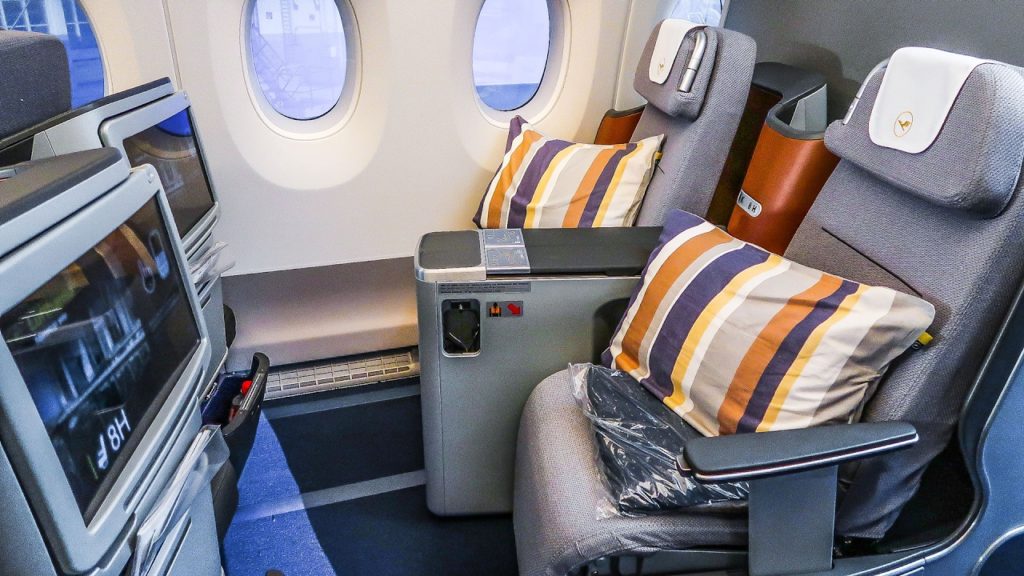 THE CABIN of the new A350-900XWB of LUFTHANSA | Seat Review: Economy / Premium Economy / Business THE CABIN of the new A350-900XWB of LUFTHANSA | Seat Review: Economy / Premium Economy / Business