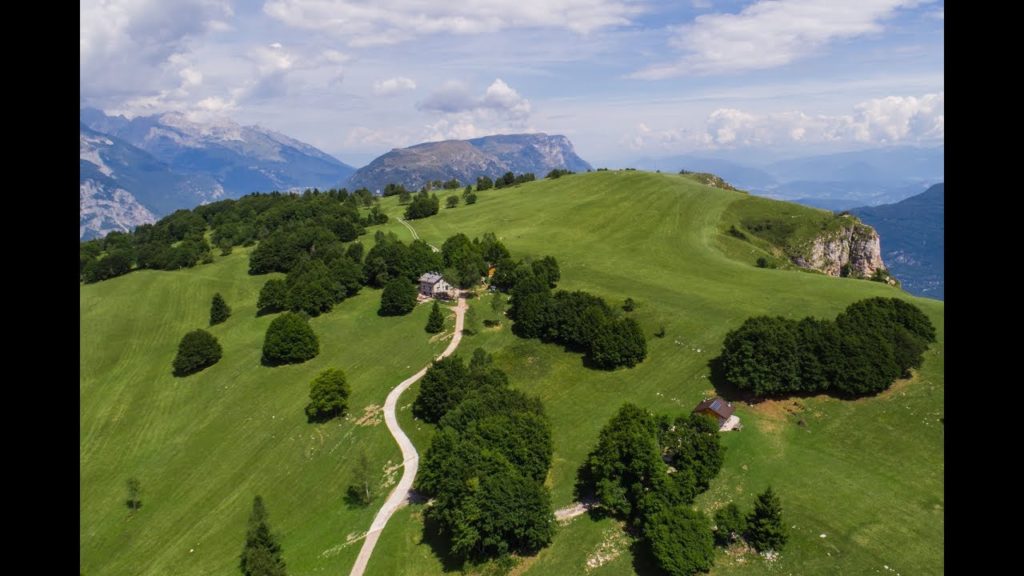 Il rifugio Don Zio Pisoni e il monte Casale Il rifugio Don Zio Pisoni e il monte Casale