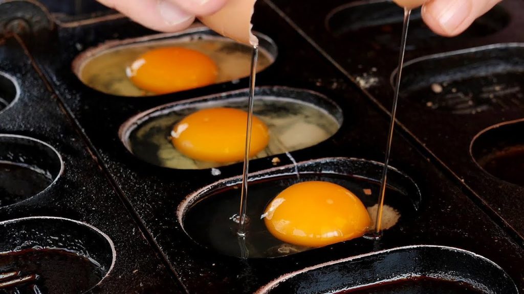 치즈 반죽에 씨앗까지! 고소한 치즈 계란 빵 (cheese egg bread - 1,500KRW) / korean street food / 부산 국제시장 부평시장