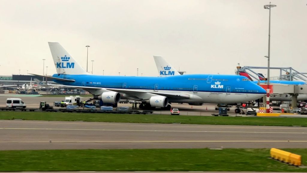 GARUDA LANDING SCHIPOL AMSTERDAM