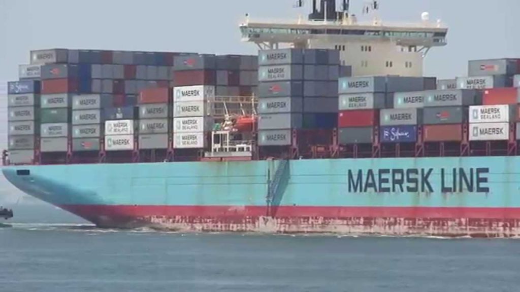 Full container ship that enters Nagoya port (SALLY MAERSK OZHS2):P=知多堤 Full container ship that enters Nagoya port (SALLY MAERSK OZHS2):P=知多堤
